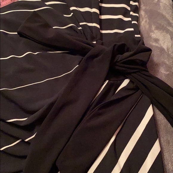 Beautiful beach and black striped dress - Picture 6 of 7